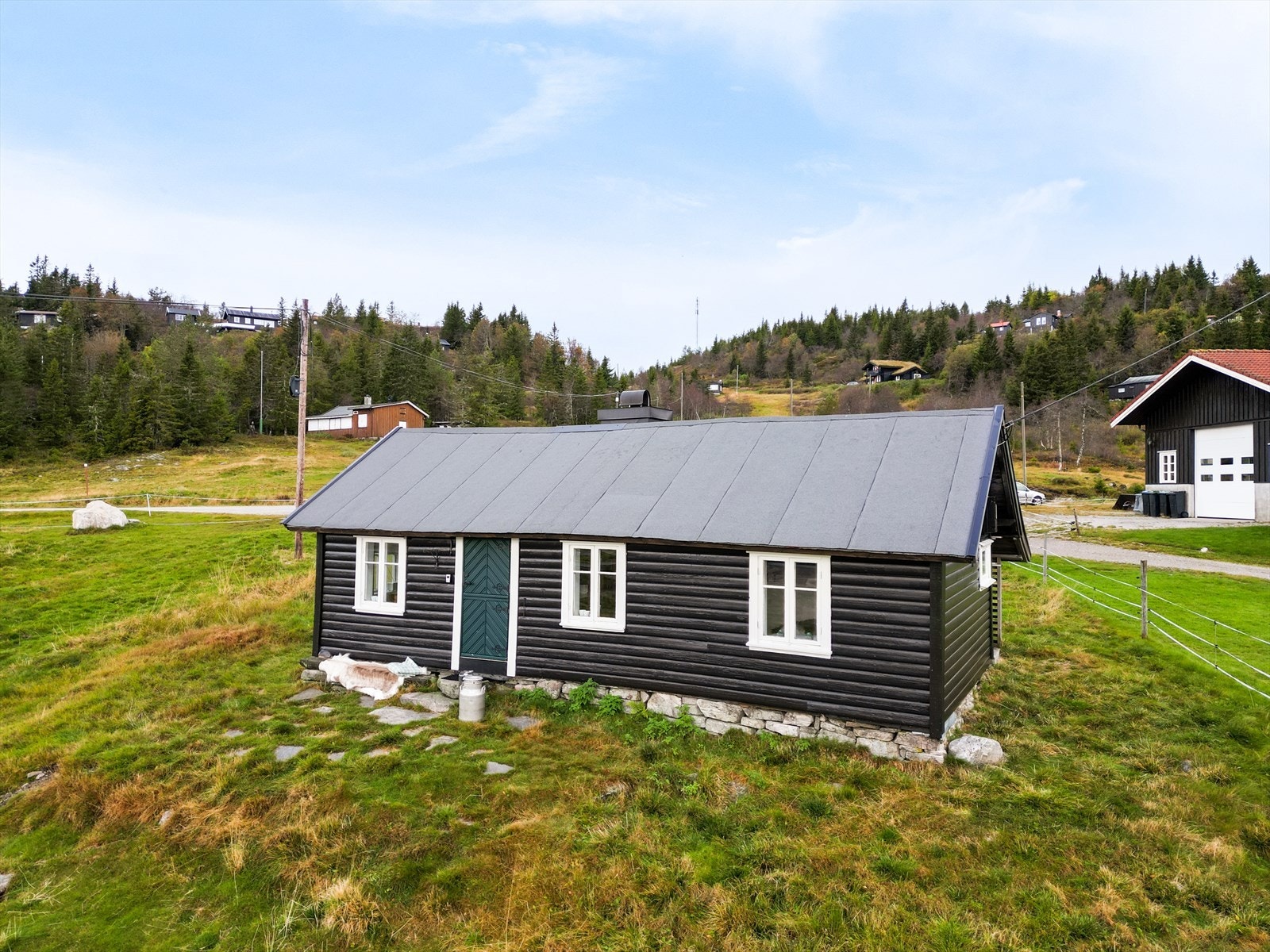 Utvendig er hytta oppgradert med taktekking og nye vindskibeslag i 2016. Isolering av tak i 2015 og ny pipehatt i 2010. Galleribilde