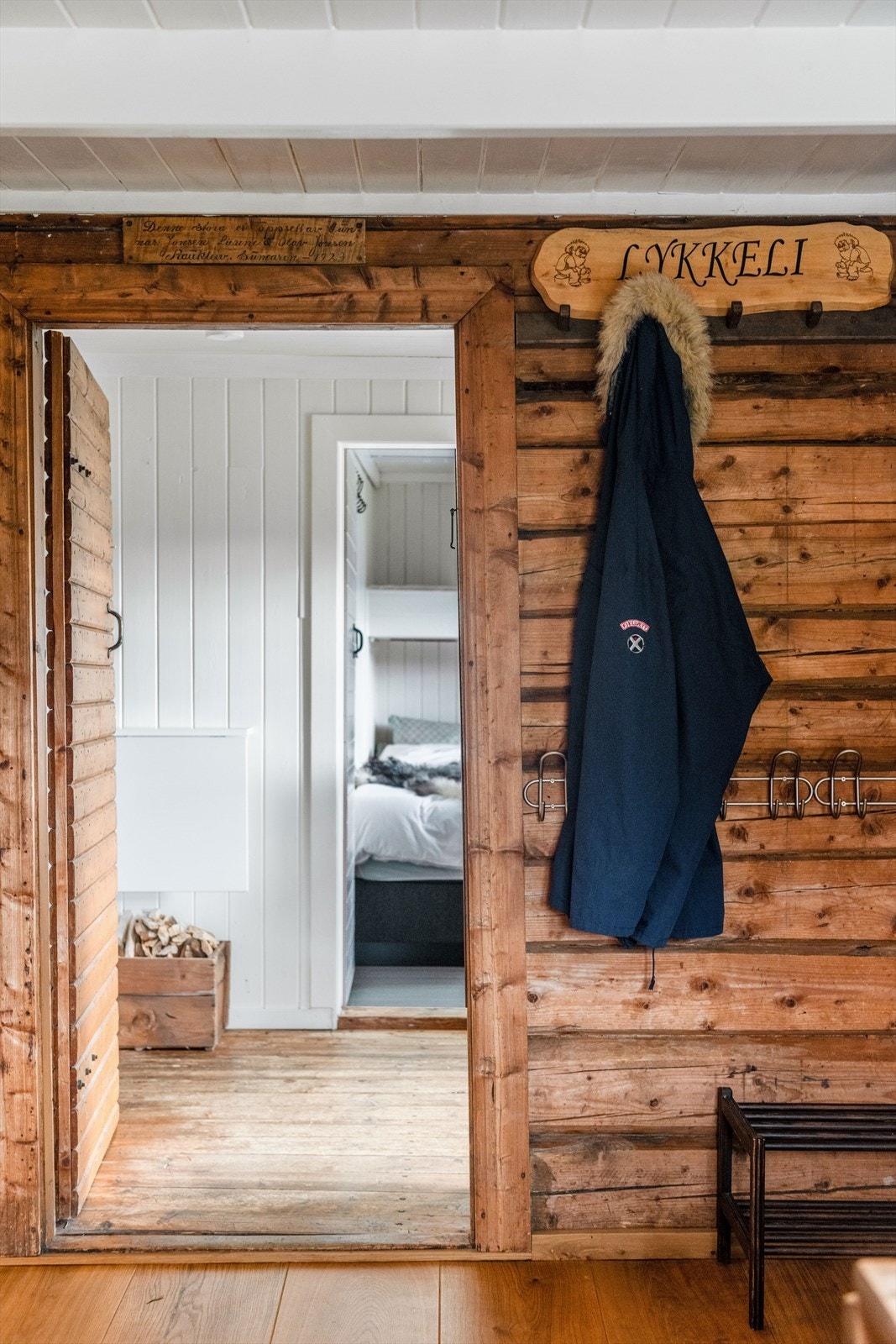 I en del av stuen, ved ytterdøren, er det veggmonterte knagger med fin plass til oppheng av yttertøy. Galleribilde