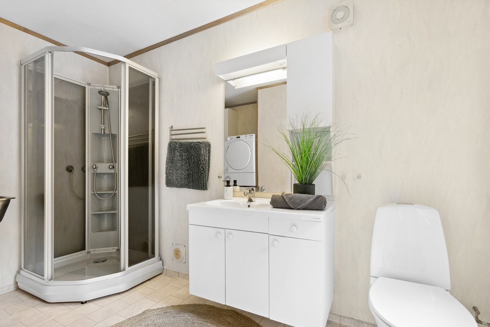 Hoveddelen har to baderom, ett i 1.etasje og ett i loftetasjen. Dette er badet i 1.etasje Galleribilde