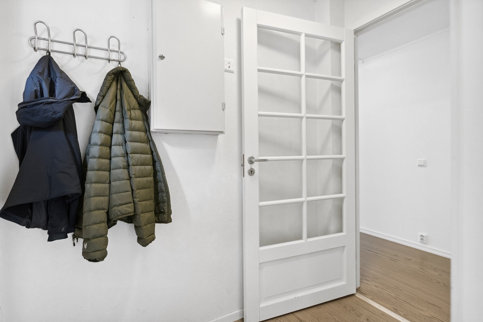 Velkommen inn! Innenfor døren blir du møtt av et vindfang der det er plass til yttertøy og sko Galleribilde