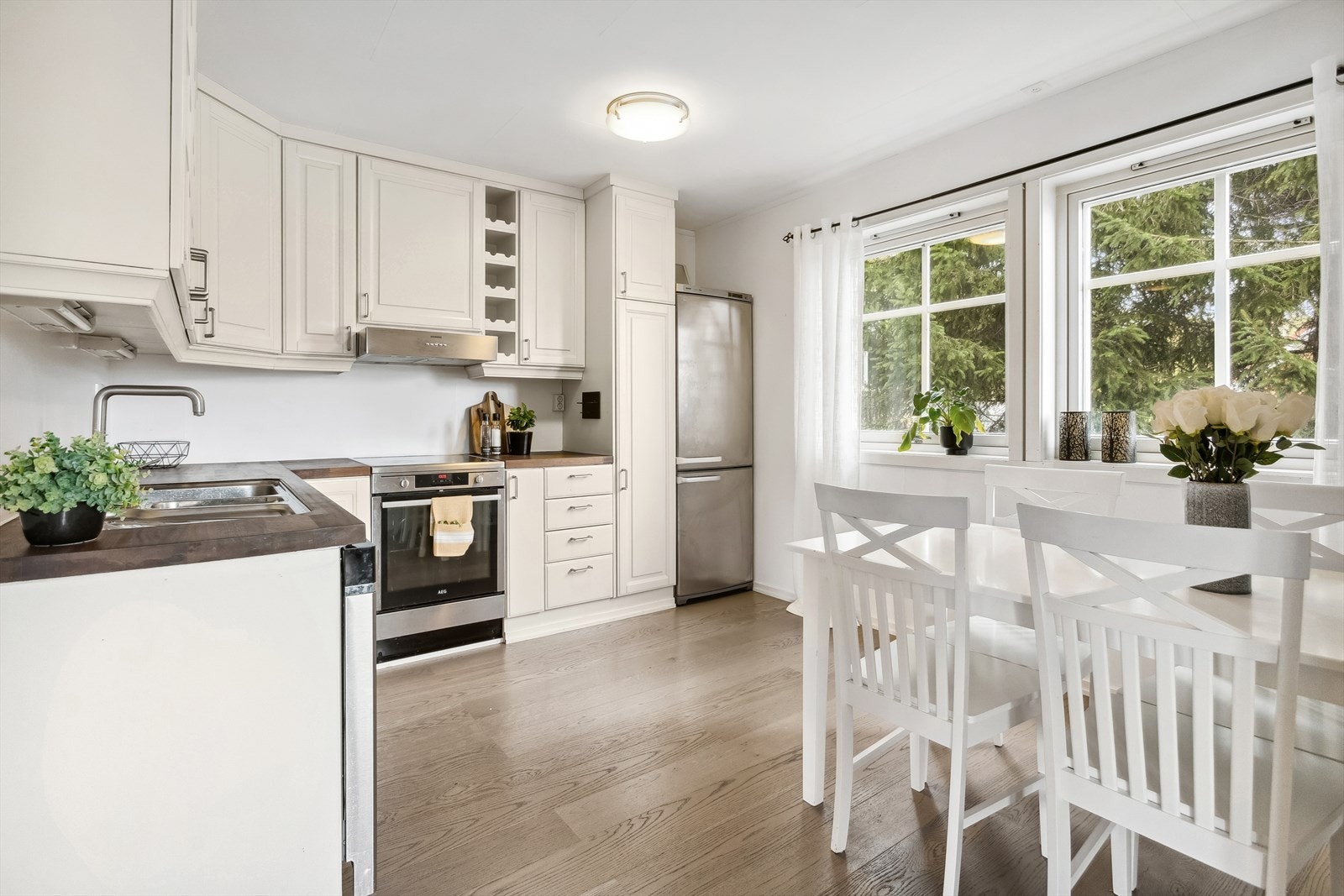 Nyt frokosten på kjøkkenet eller i spisestuen, her har du flere muligheter! Galleribilde