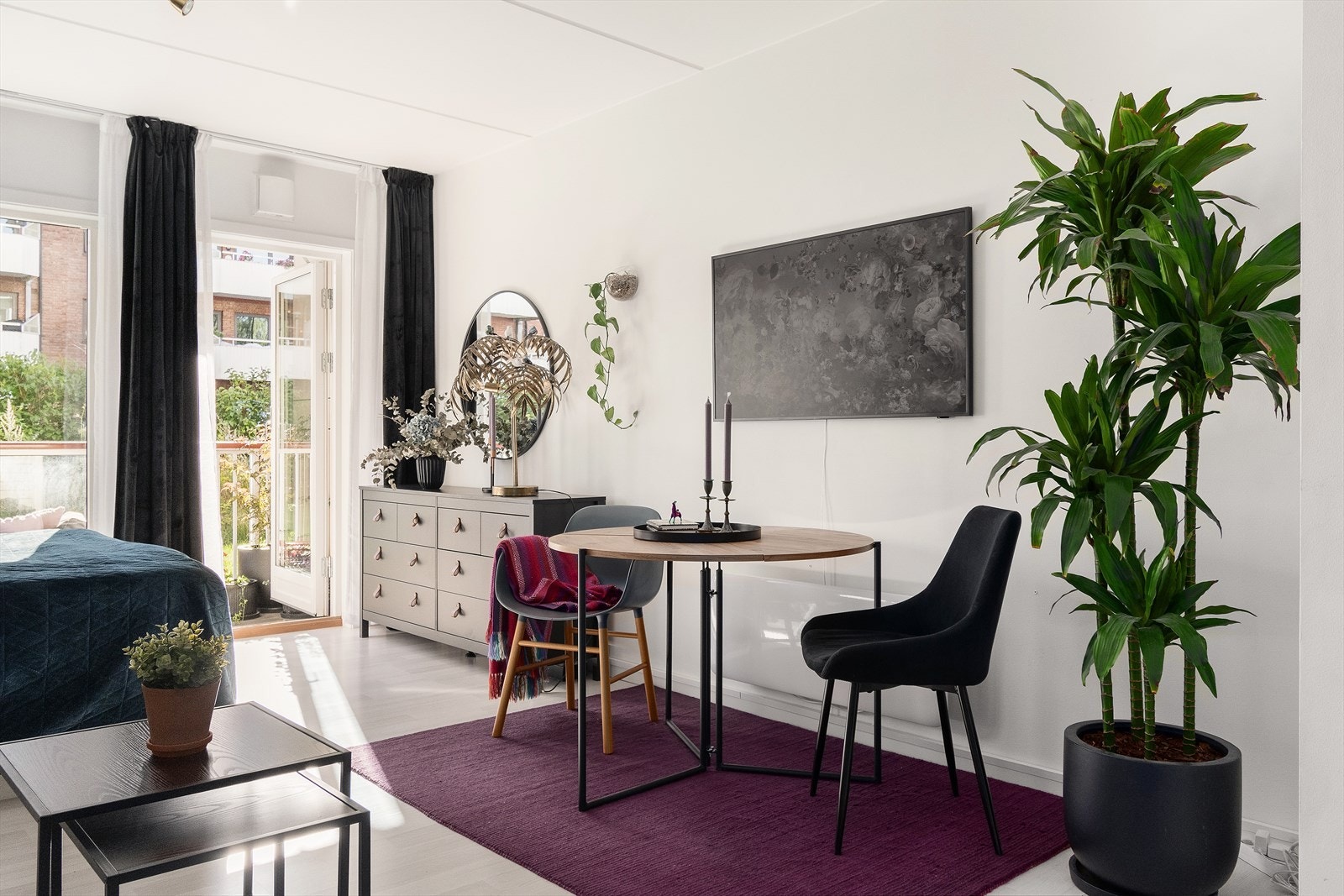 De store vindusflatene slipper inn godt med naturlig lys og skaper en luftig atmosfære. Galleribilde