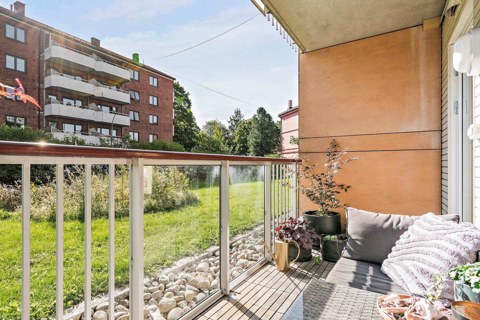 Området er godt skjermet for trafikk og støy, men har et rikt utvalg butikk-, service- og kulturtilbud. Det er svært god offentlig kommunikasjon i området. Galleribilde