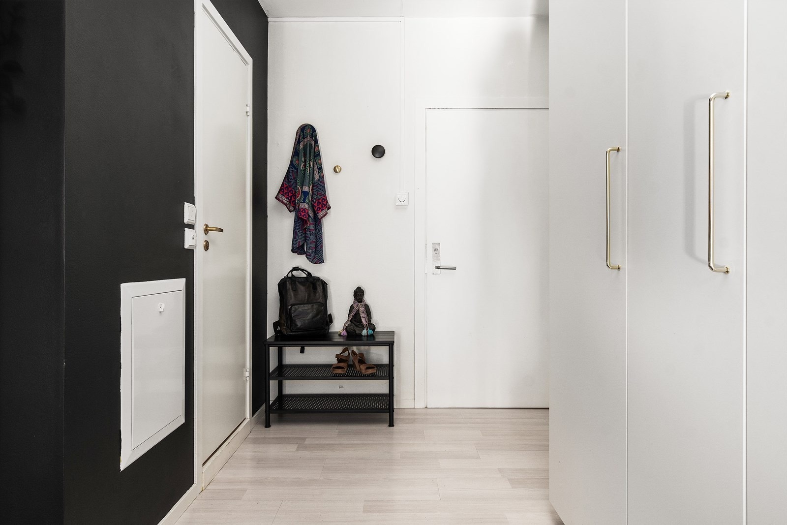 Entréen er innredet med masse oppbevaringsplass i garderobeskap, og på knagg Galleribilde