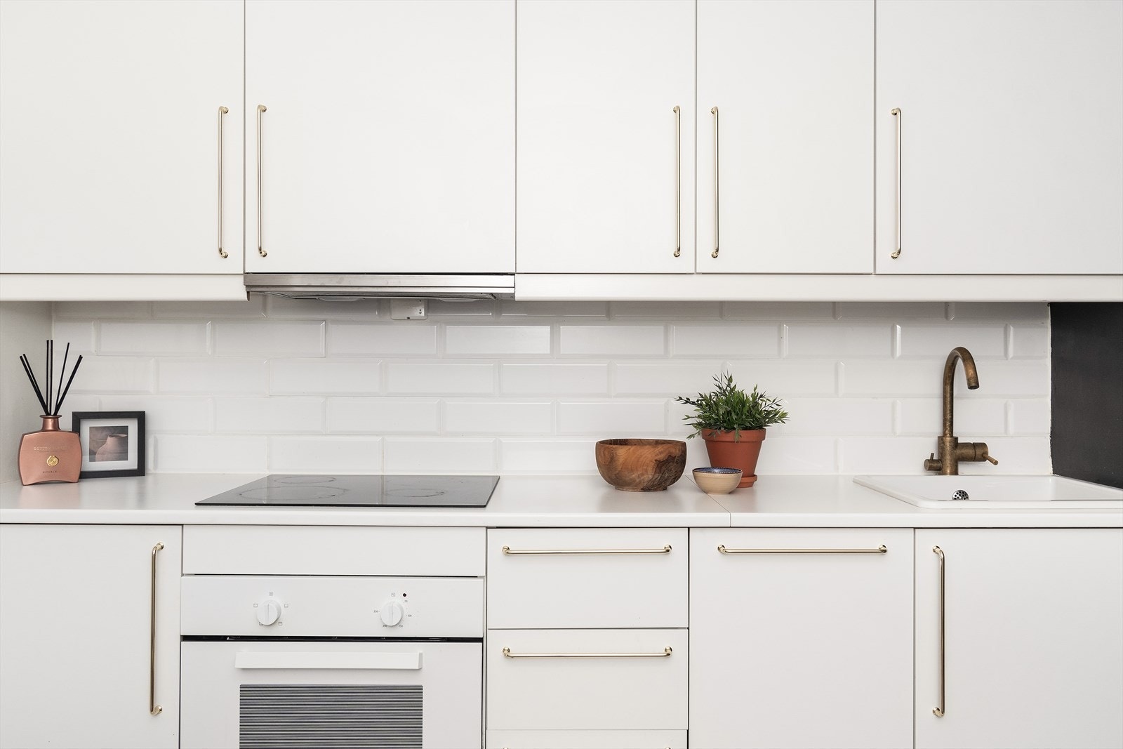 En tidløs og moderne kjøkkeninnredning med rikelig skap- og benkeplass. Det er integrerte hvitevarer som stekeovn, platetopp, oppvaskmaskin, vinskap og kjøl-/fryseskap. Galleribilde