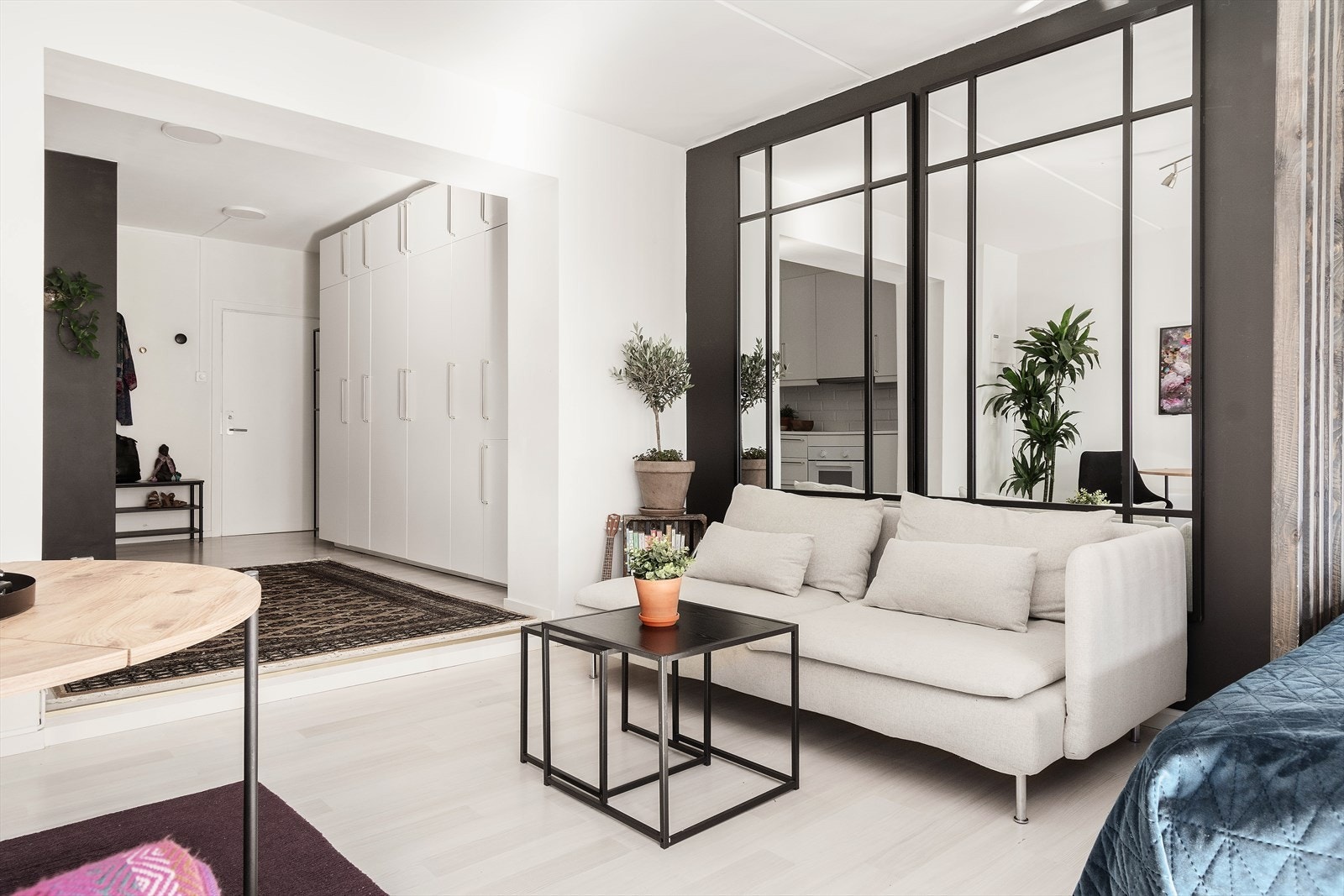 Stuen har god arealutnyttelse og har plass til sofa, TV-møblement, spisebord og seng. Galleribilde