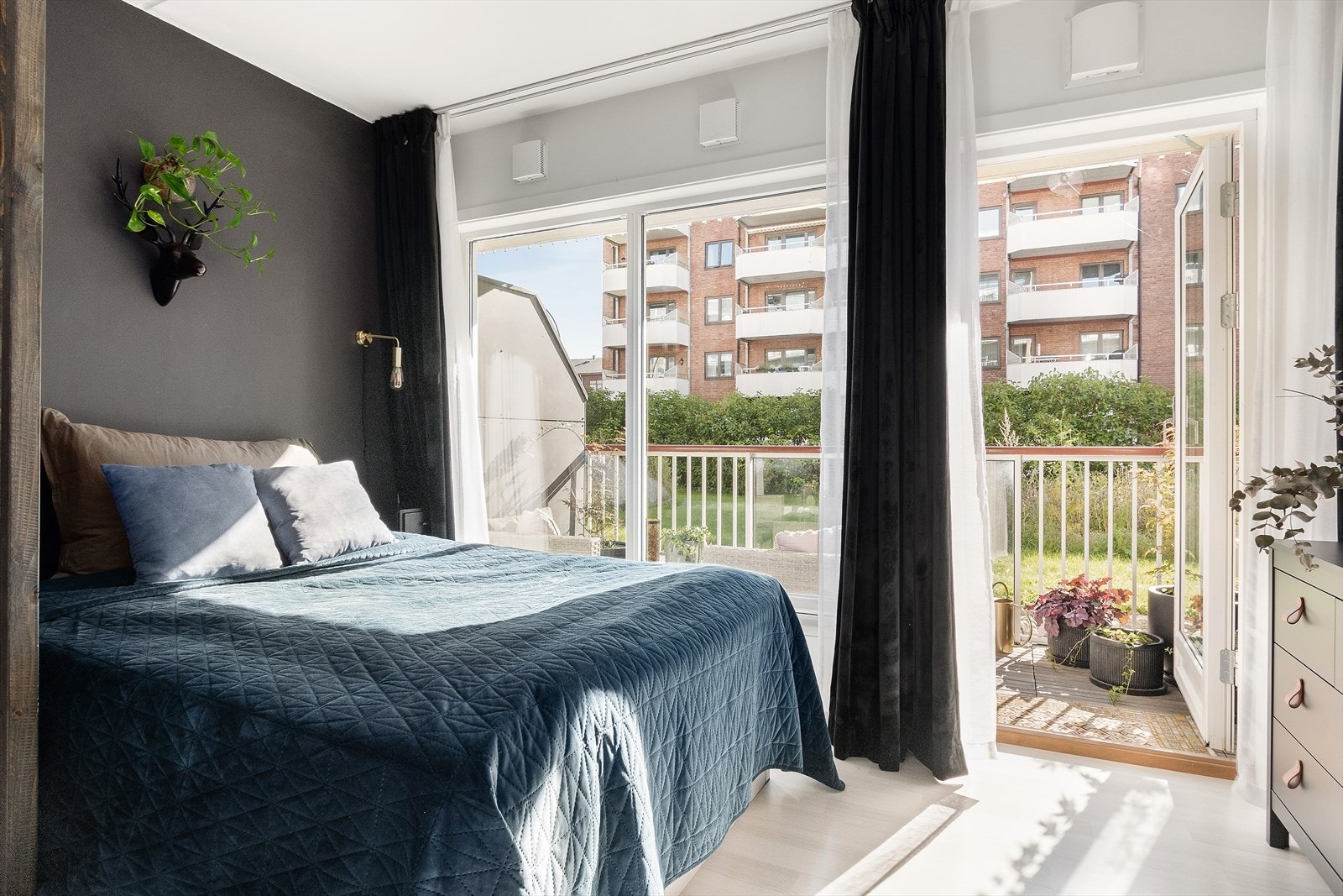 Det er god plass til dobbeltseng med tilhørende nattbord Galleribilde