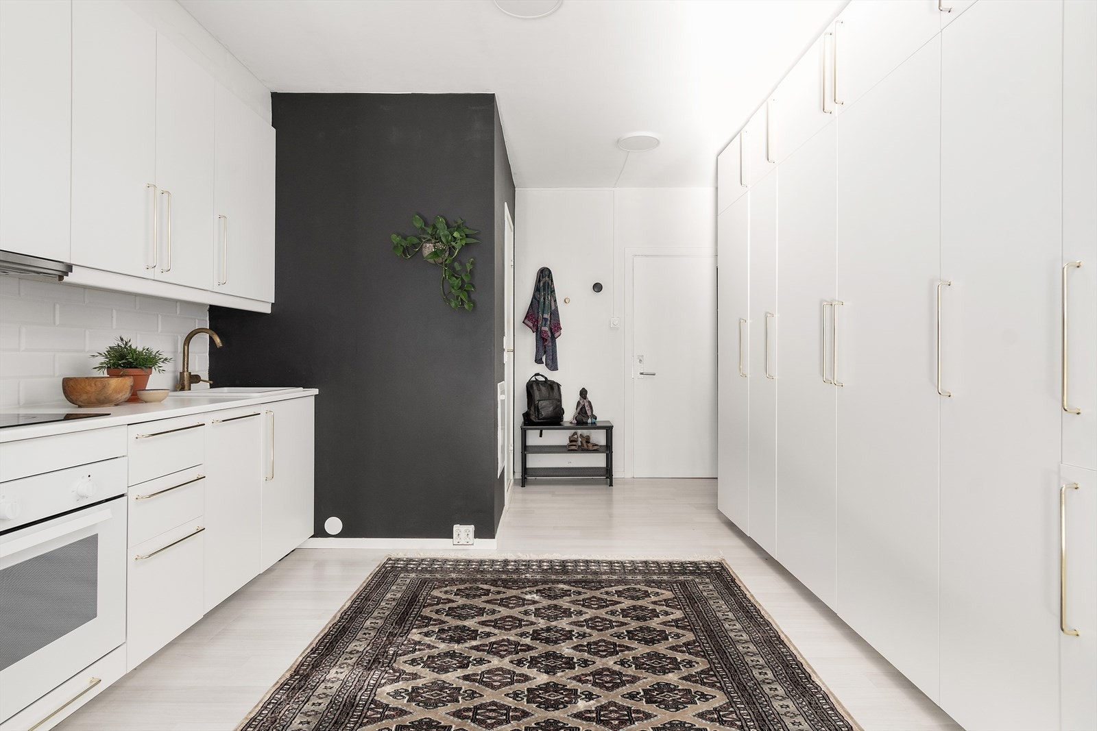 Leiligheten oppleves sosial og luftig, og byr på masse skapplass og ekstra lagringsplass i kjellerbod. Galleribilde