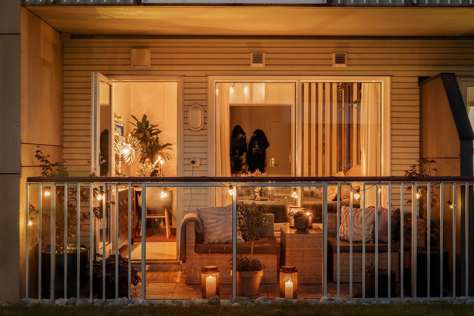 Terrassen har god plass til utemøbler og grill. Det er takoverbygg slik at du kan sitte ute selv i litt ruskevær Galleribilde