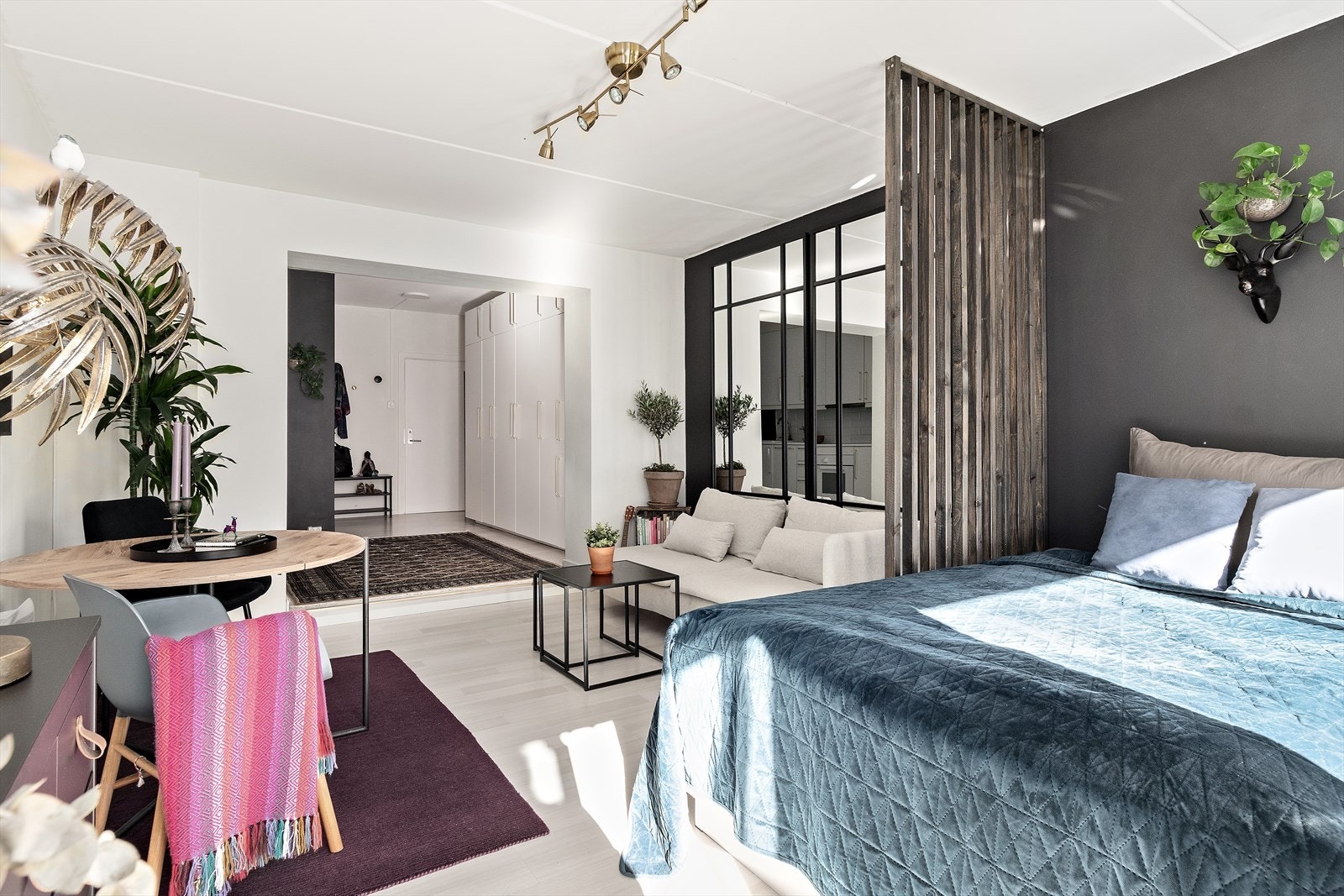 Leiligheten har en arealsmart planløsning som gjør det enkelt å innrede og godt med oppbevaringsplass Galleribilde