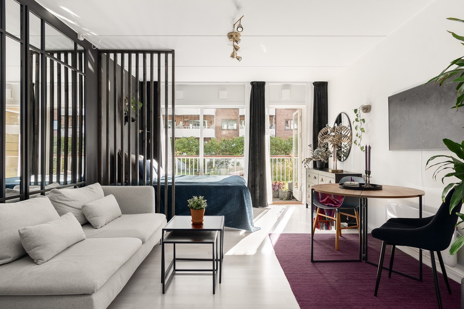 Spileveggen skaper en naturlig inndeling av stue og sov Galleribilde