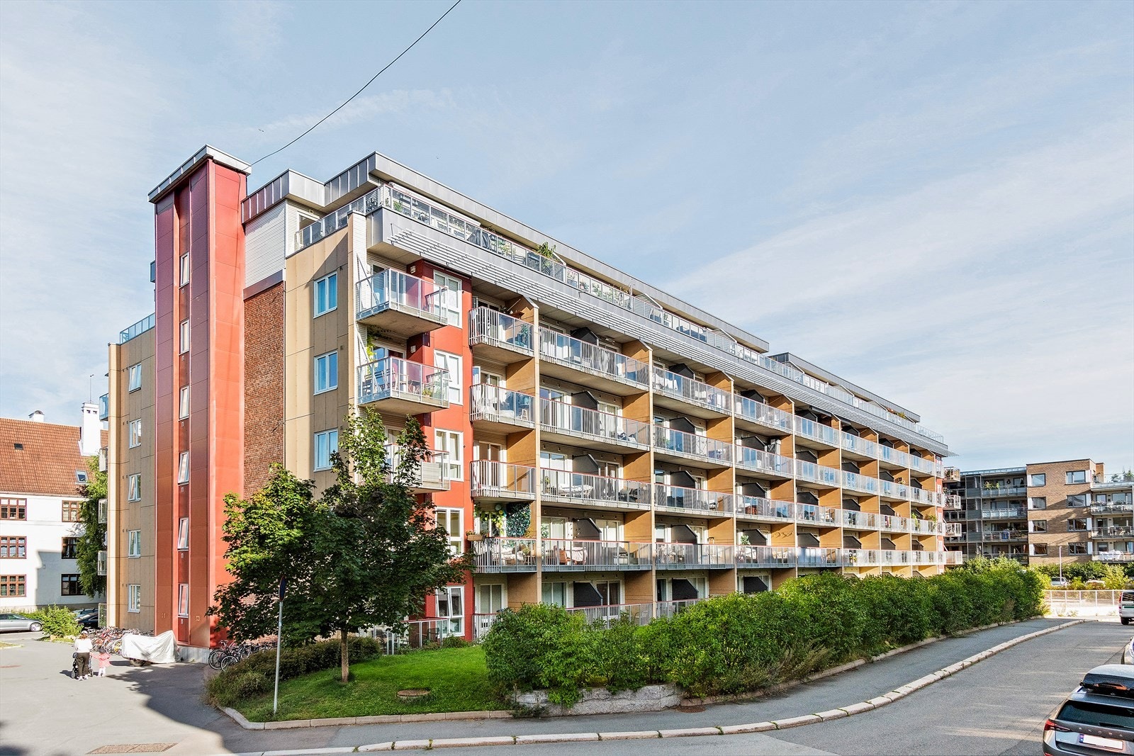 Aksjelaget har garasje- og utendørs parkeringsplasser for leie, samt gjesteparkering. Det er mulighet for elbillading. Galleribilde