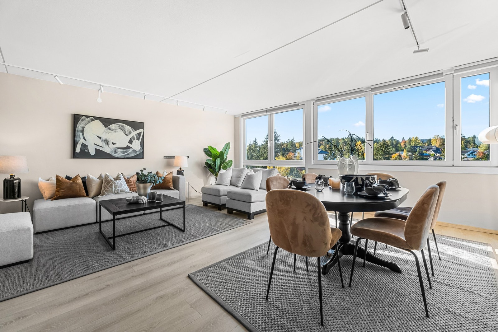 Leiligheten har en stor kvadratisk stue som er enkel å møblere med både spiseavdeling og sofamøblement Galleribilde