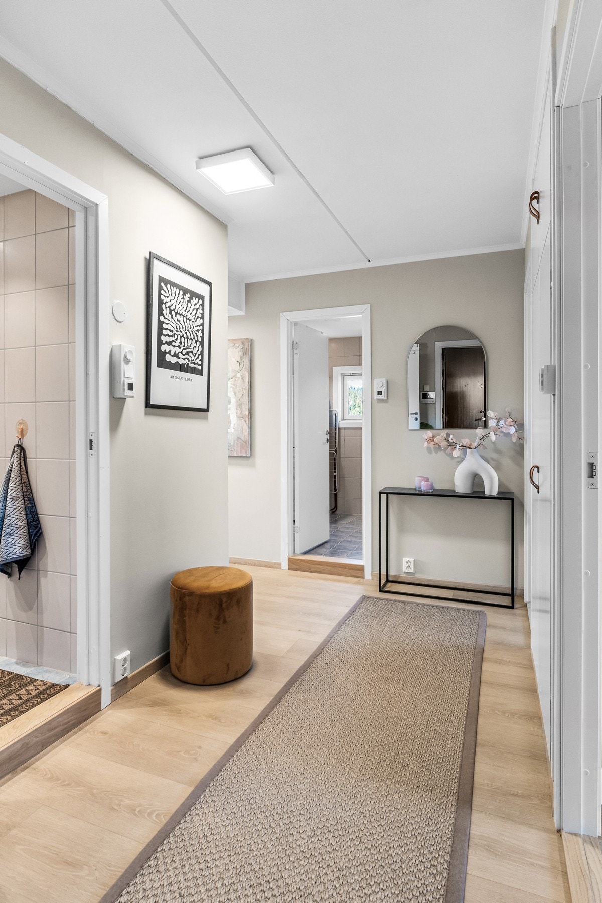 Fra hallen/entreen er det inngang til våtrom og soverommene Galleribilde