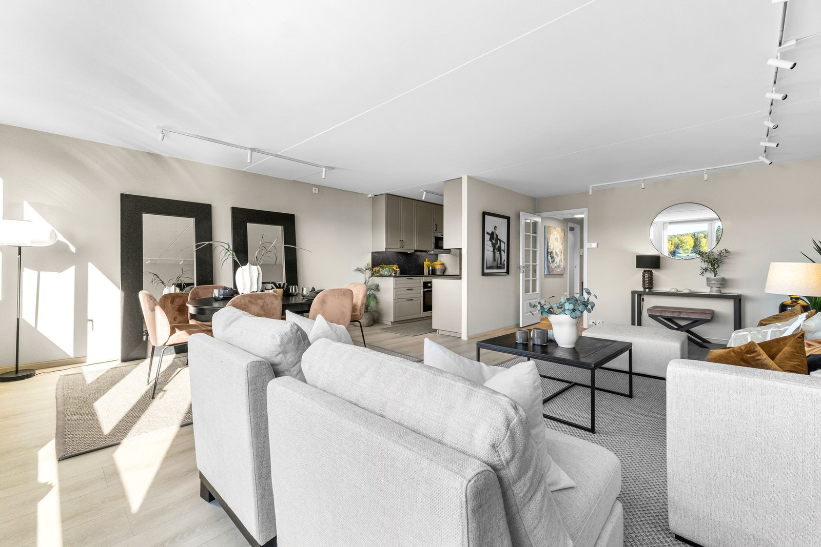 Delvis åpen løsning mot det lekre kjøkkenet Galleribilde