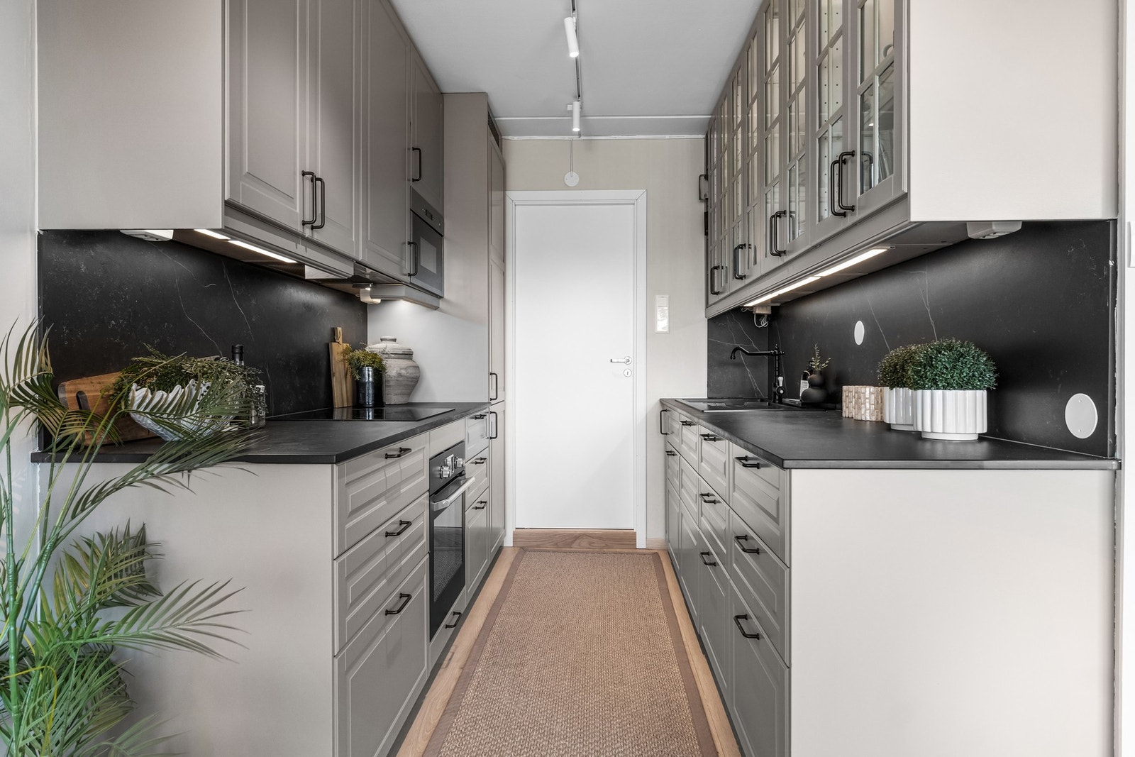 IKEA kjøkkeninnredning med malte profilerte fronter, benkeplater, oppvaskkum, ventilator, plater
over benk, belysning under overskap, integrert oppvaskmaskin, kjøl/fryseskap, mikro, stekeovn og
keramisk platetopp. 8 fronter med glass. Galleribilde