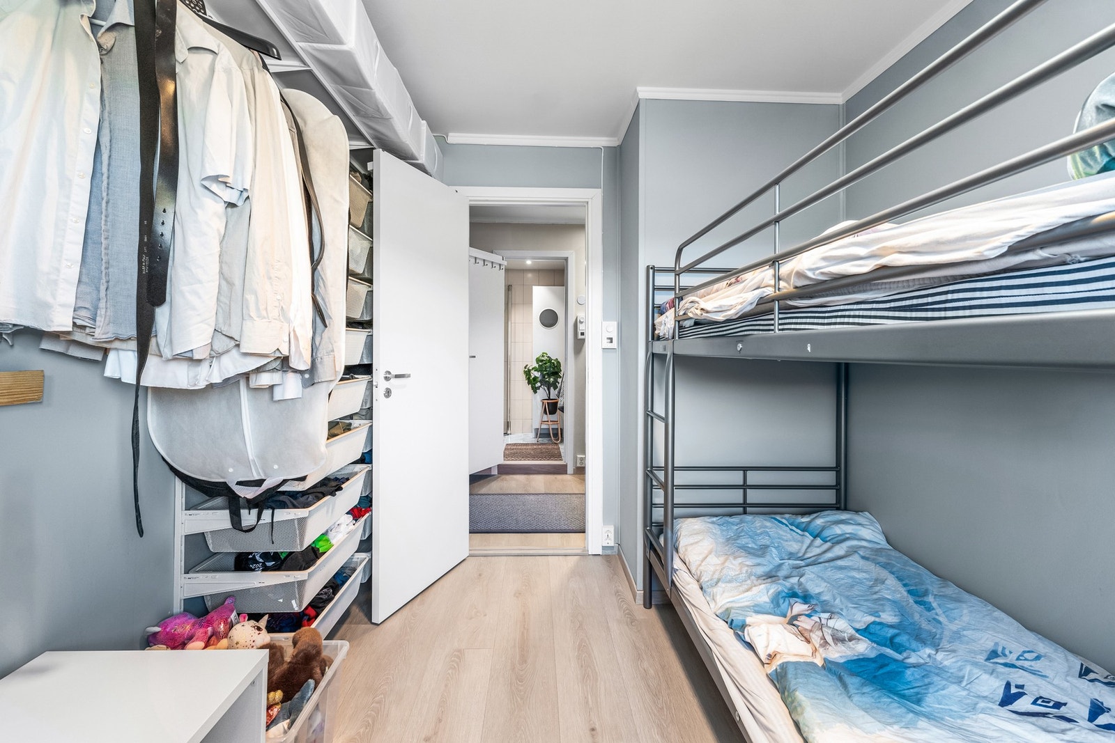 Hylleløsning til venstre medfølger Galleribilde