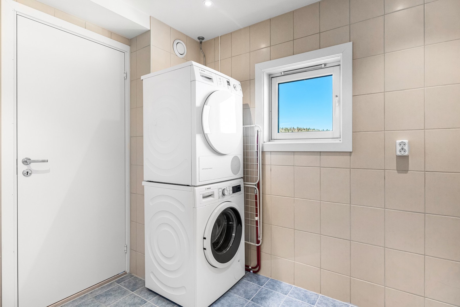 På vaskerommet er det også vindu med fin utsikt Galleribilde