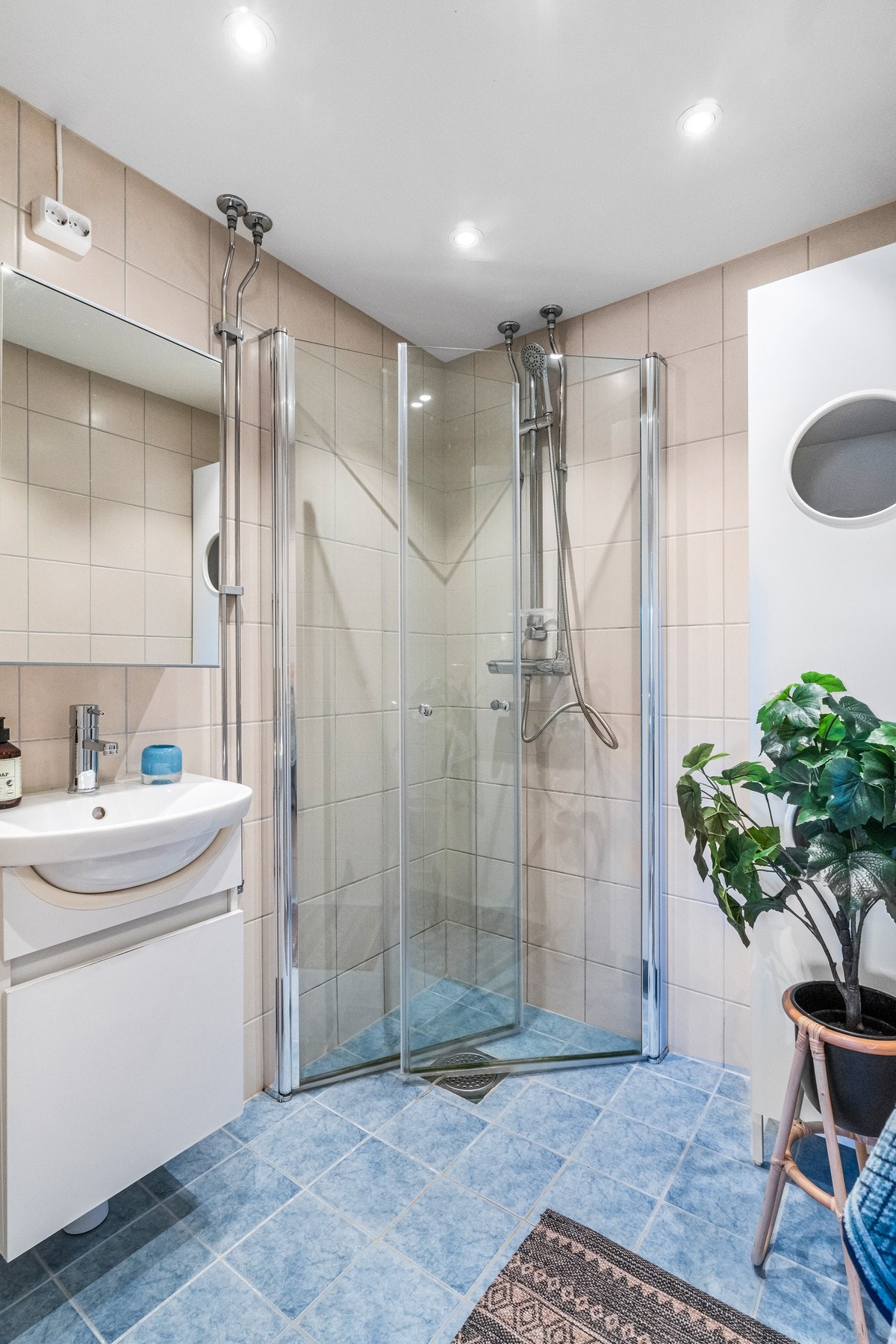 Baderom med dusjhjørne Galleribilde