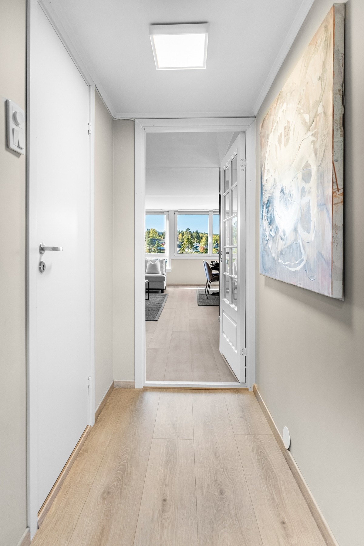 Velkommen hit! Leiligheten har nye overflater, er nymalt, nye lister, oppgradert elektrisk anlegg med mer Galleribilde