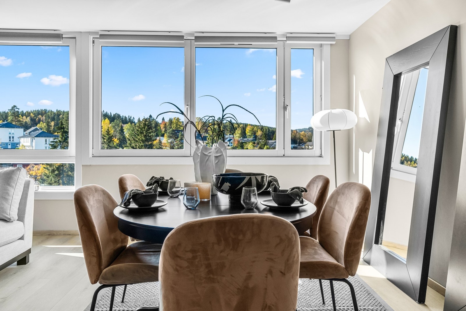 Tidligere var det satt opp et lite rom her, så om du trenger et ekstra rom vil det være mulig pga den generøse størrelsen til stuen Galleribilde