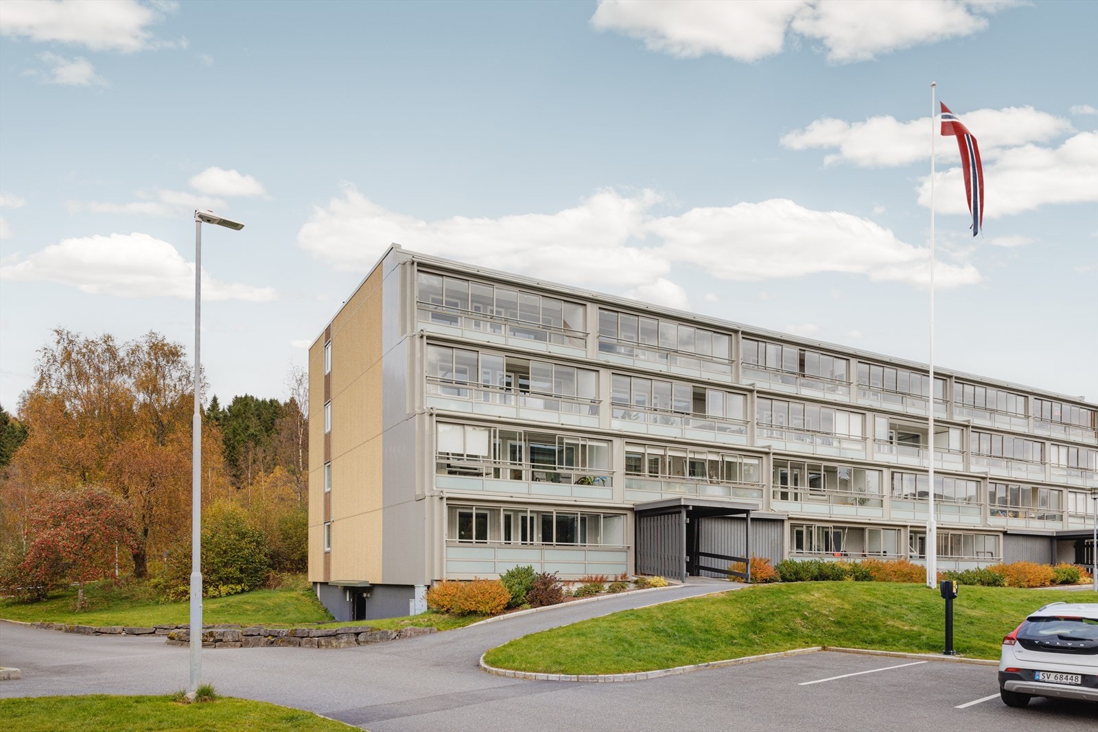 Fra boligen er det kort vei til skole, barnehage, kollektivtransport, servicetilbud og turmuligheter. Velkommen til en hyggelig visning! Galleribilde