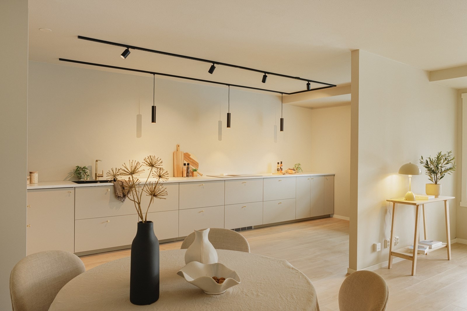 Kjøkkeninnredning med slette fronter og laminat benkeplate. Integrert induksjonsplatetopp, stekeovn, oppvaskmaskin og kjøl- og frys. Galleribilde