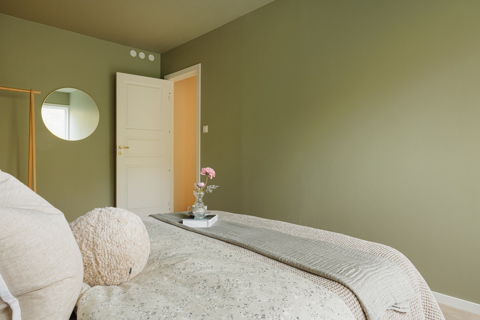 På hovedsoverommet er det fullt mulig å møblere med seng, skrivepult og garderobe. Galleribilde