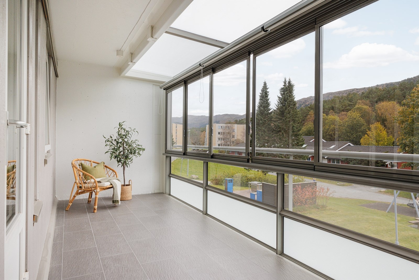 Balkongen er flislagt og det er god plass til å innrede med ønskede møbler i ulike soner. Galleribilde