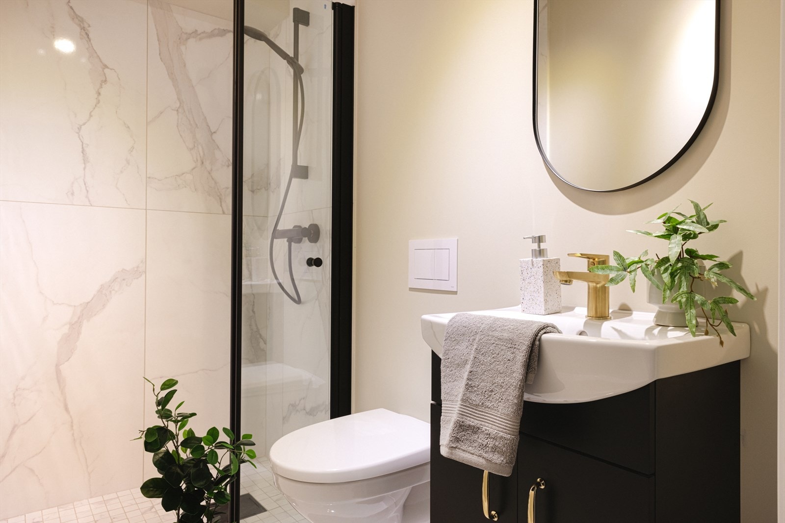 Leilighetens andre bad er også lyst og innbydende, og har vegghengt toalett, helstøpt servant og dusjgarnityr. Galleribilde