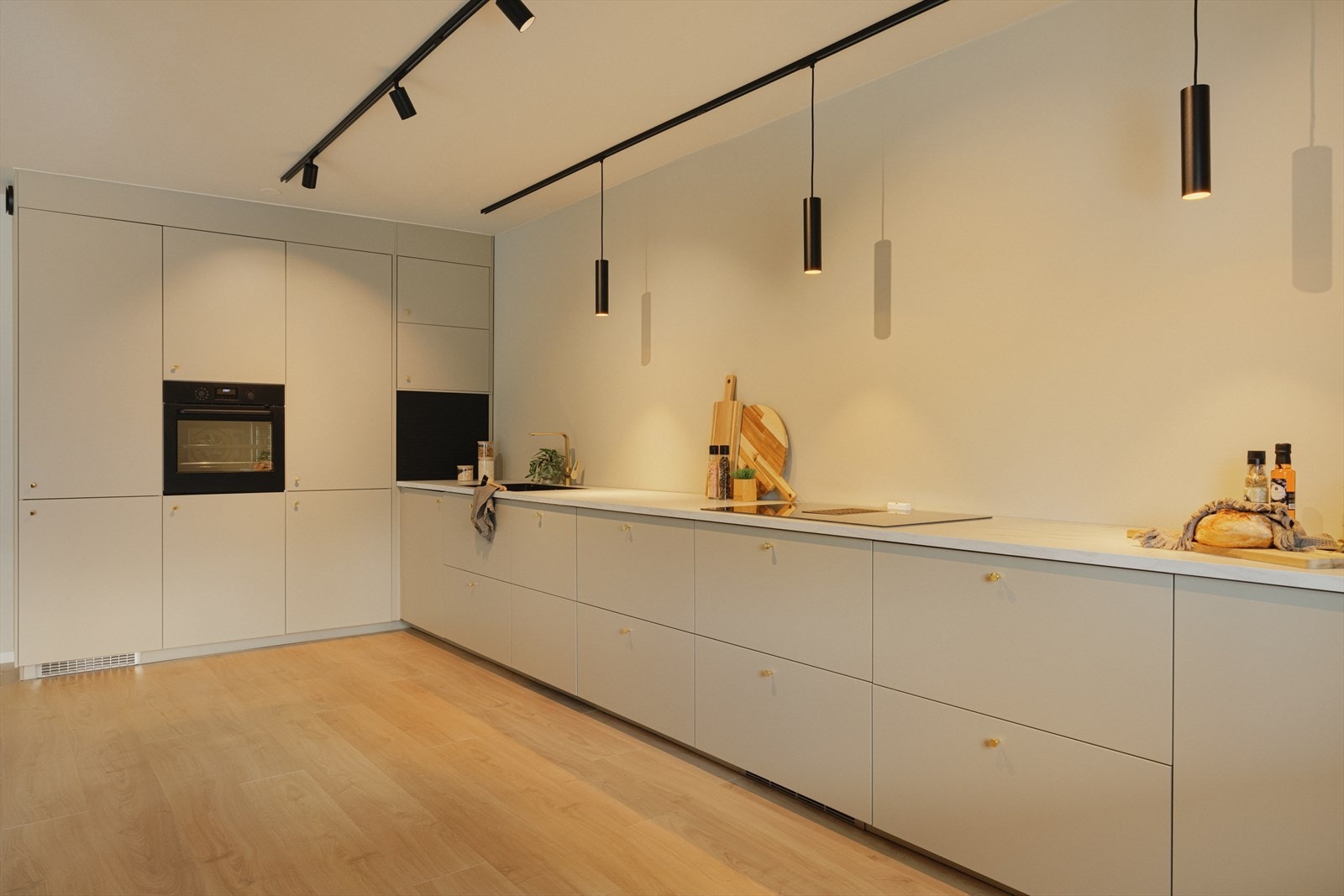 Kjøkkenet er romslig og det er god plass til å lage mat. Legg merke til alle de lekre detaljene. Galleribilde