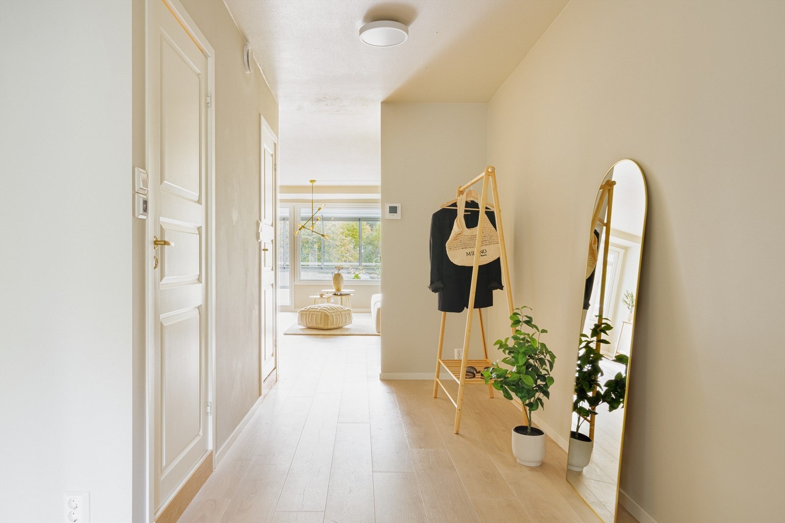 Gangen måler 11,4 kvm. med muligheter for oppbevaring av sko og yttertøy. Galleribilde