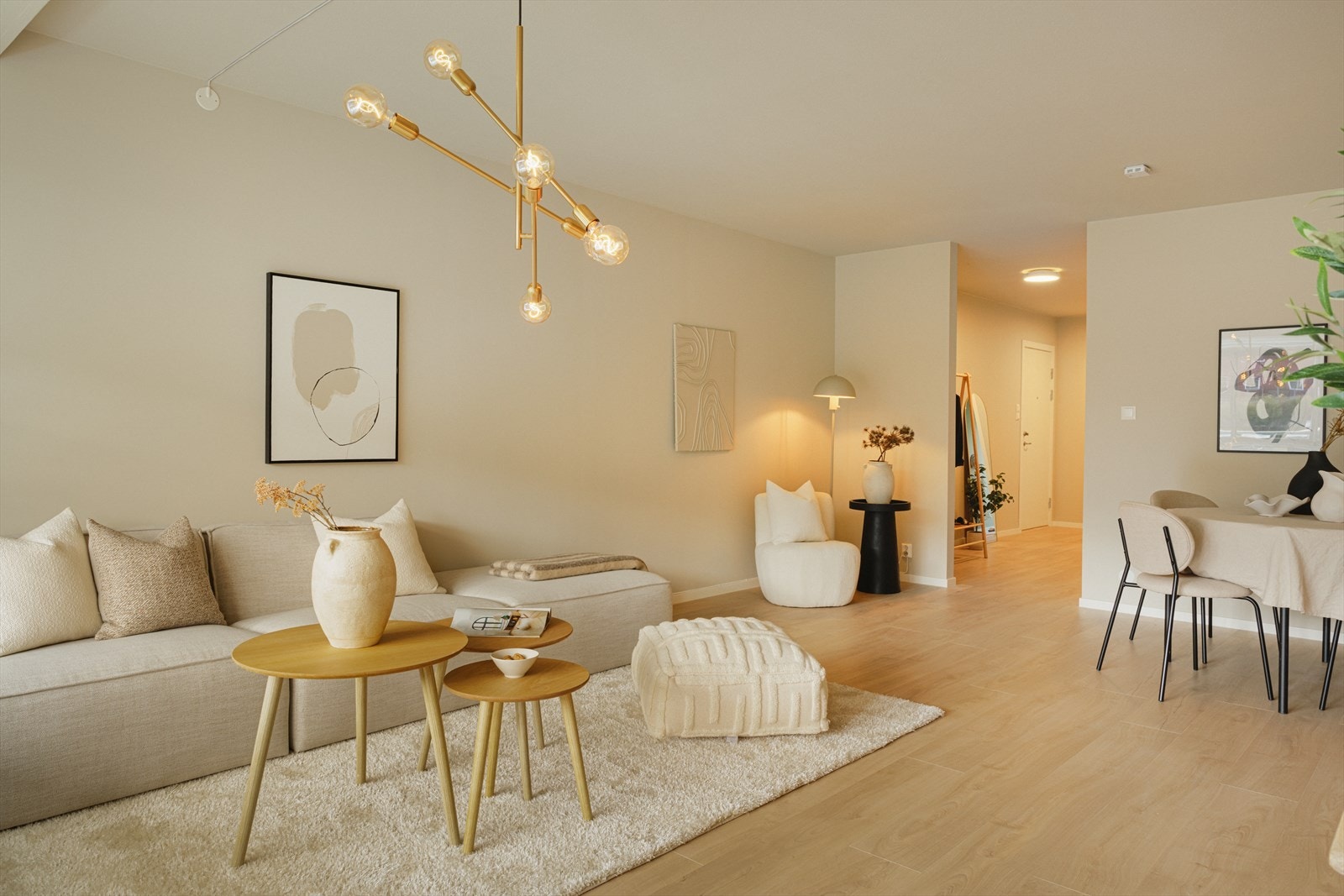 Leiligheten har nytt laminatgulv og alle veggflater er malt i lyse og moderne farger. Galleribilde