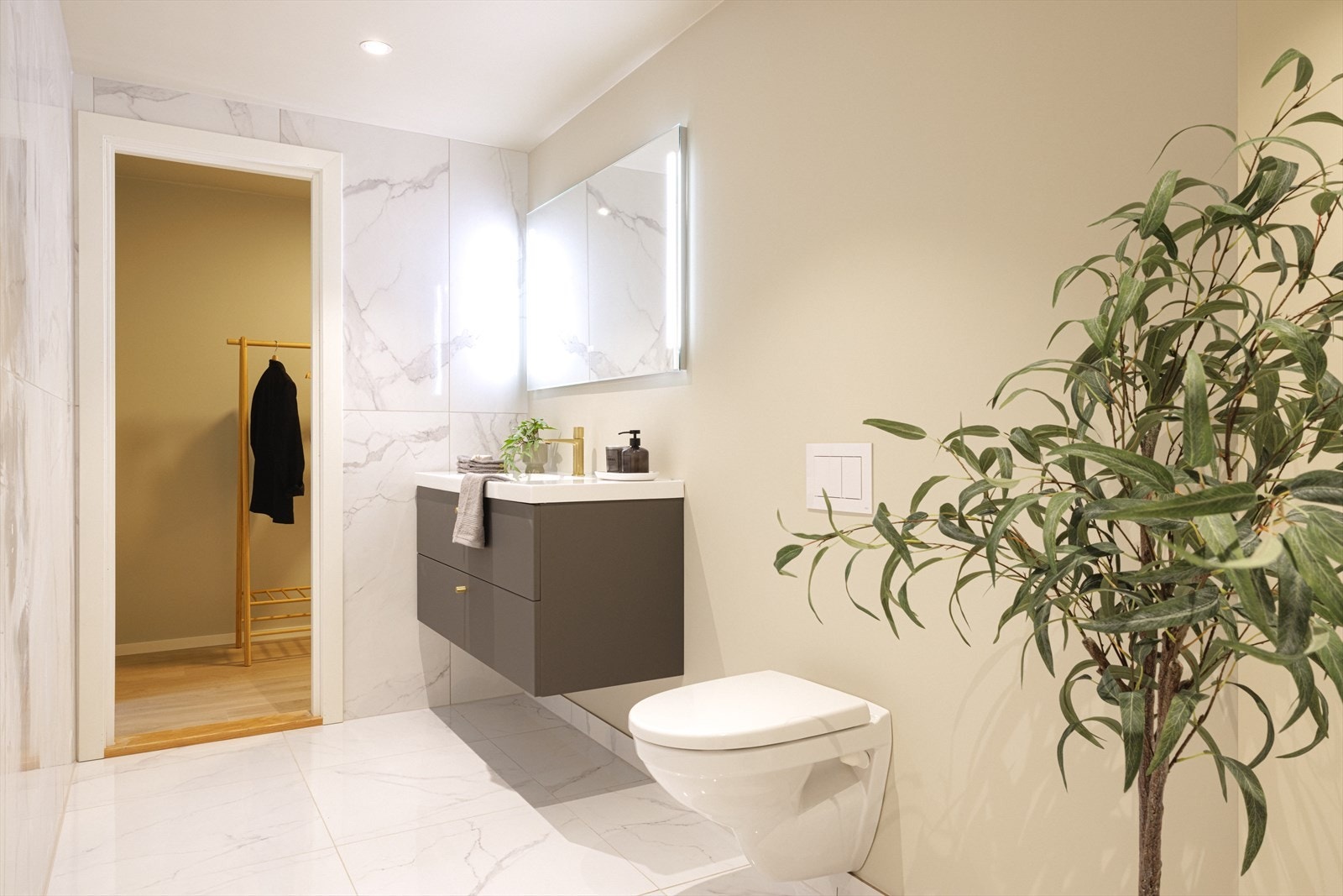 Det er to bad i leiligheten og disse ble pusset opp i 2024. Badene har lyse fliser og malte flater i tidsriktige farger. Det er varmekabler i baderomsgulv. Galleribilde