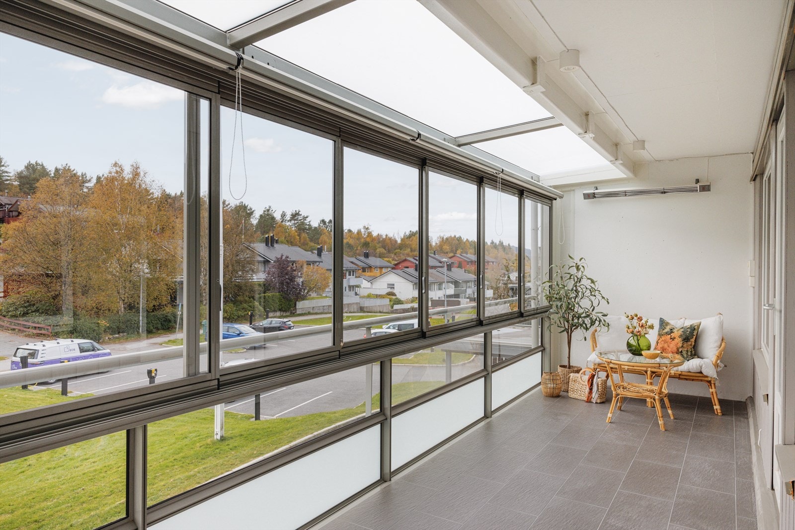 Stor innglasset balkong fra 2019 på 15 kvm. Her er det svært gode solforhold. Galleribilde