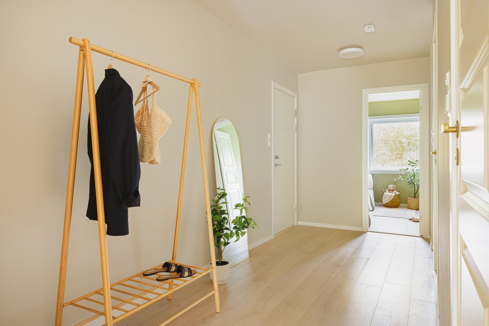 Med leiligheten følger det en fast parkeringsplass med mulighet for å installere egen El-billader. Det er også gjesteparkering i borettslaget. Galleribilde