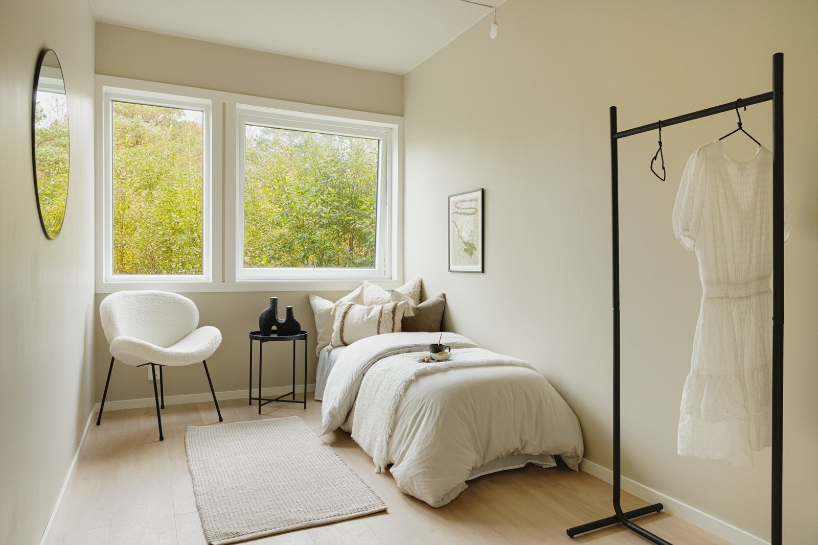 Leiligheten har 3 soverom som alle er malt i behagelig toner og har plass til seng og garderobeløsning. Galleribilde