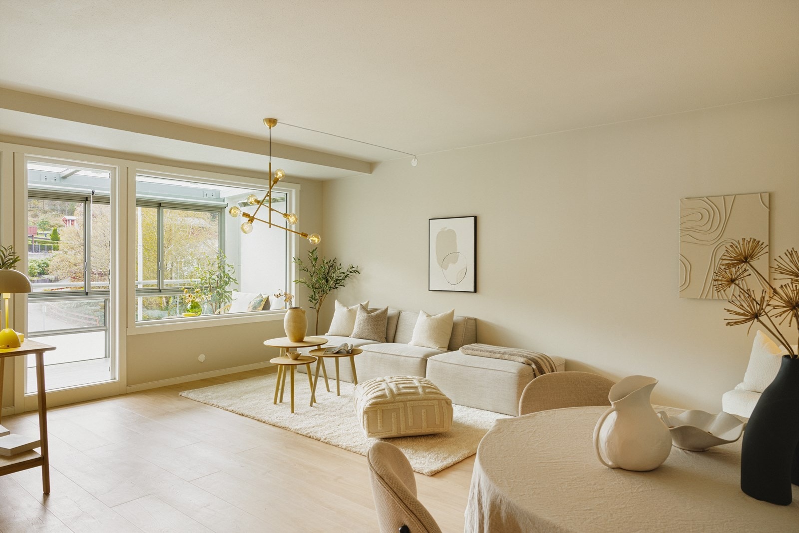 De store vindusflatene slipper inn godt med naturlig lys og fra stuen er det utgang til innglasset balkong. Galleribilde