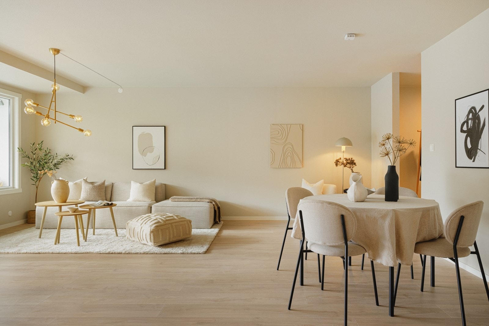 Det er god plass til sofagruppe, spisebord og ønsket møblement. Galleribilde