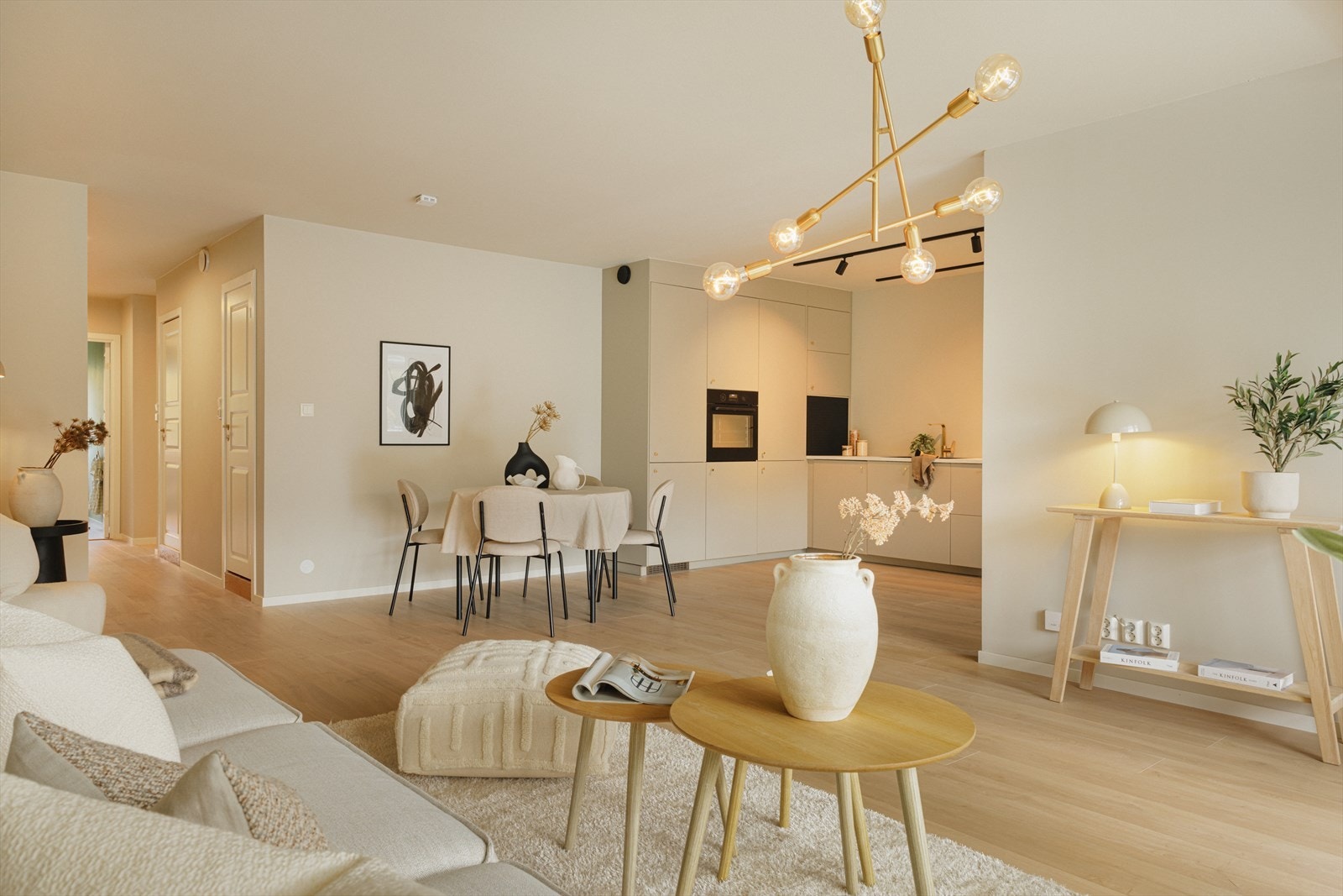 Stue og kjøkken er romslig og måler 43,5 kvm. Galleribilde