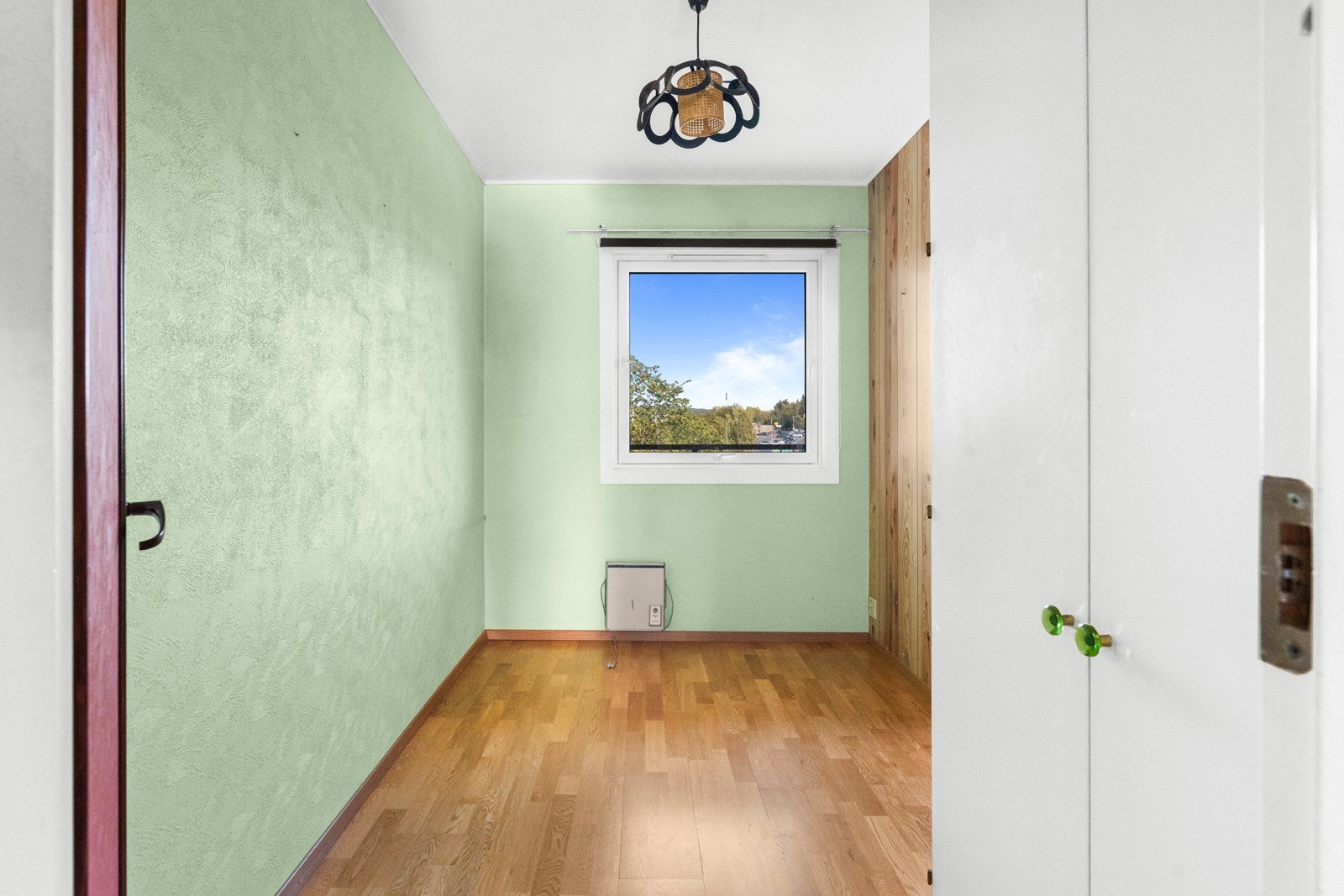 Stort soverom av generøs størrelse med god plass til dobbeltseng med tilhørende nattbord. Galleribilde