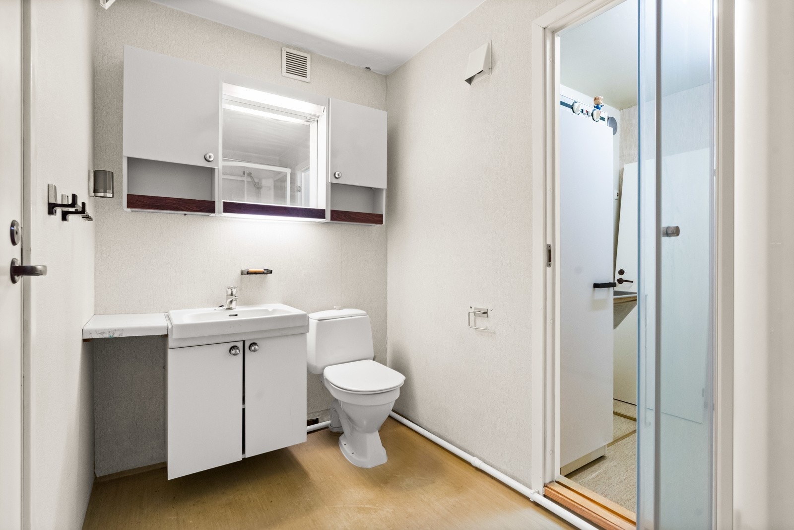 Badet er fra byggeåret. Gulvflate er belagt med gulvbelegg og vegger av tapetserte flater. Galleribilde