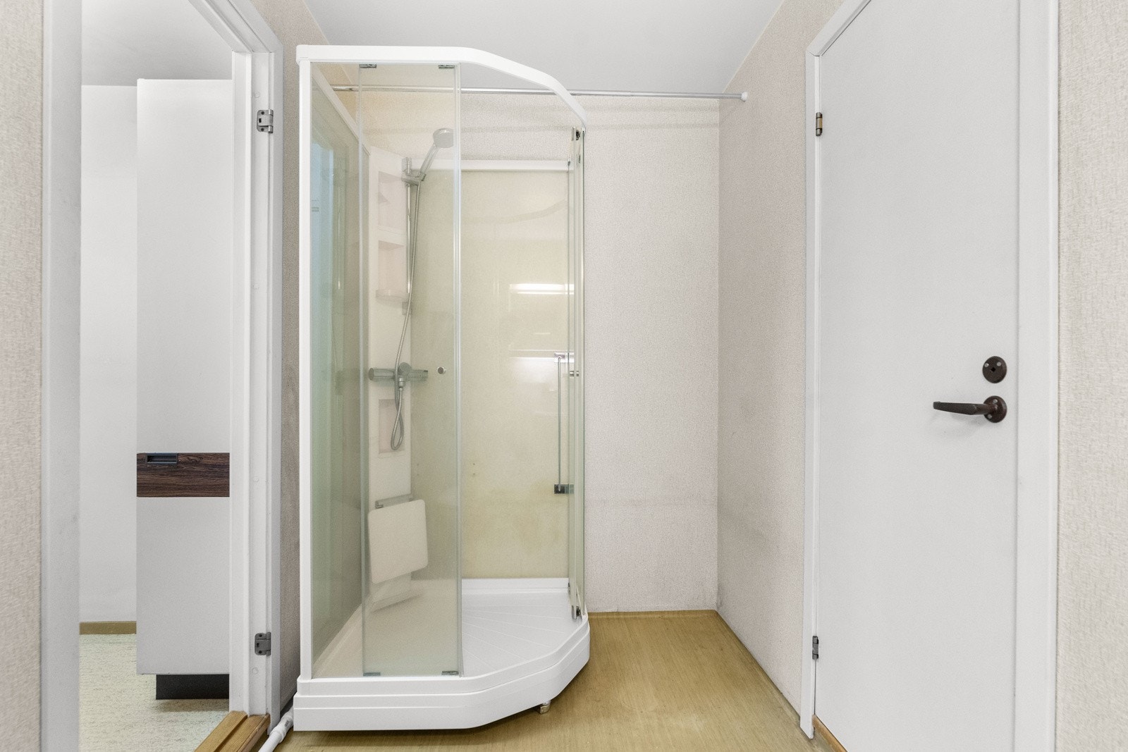 Innredningen består av blant annet et dusjkabinet. Galleribilde