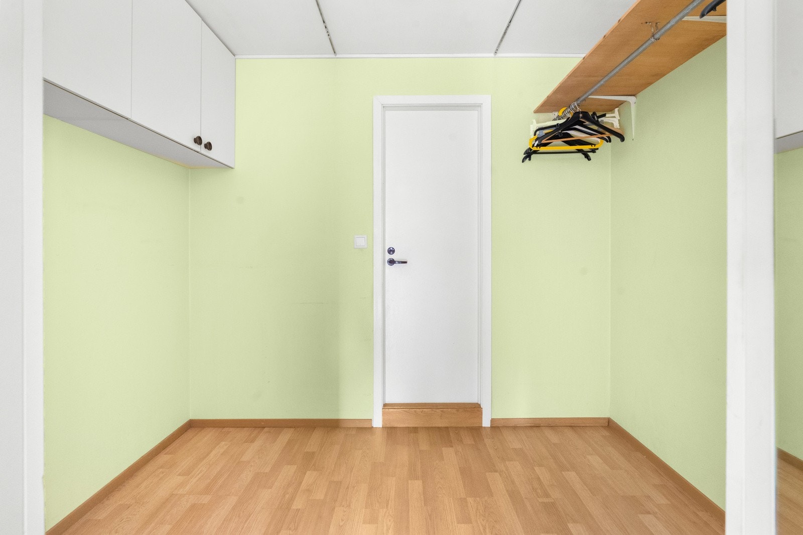 Fra garderobem at du dirkete adkomst til badet og videre inn til vaskerommet. Galleribilde