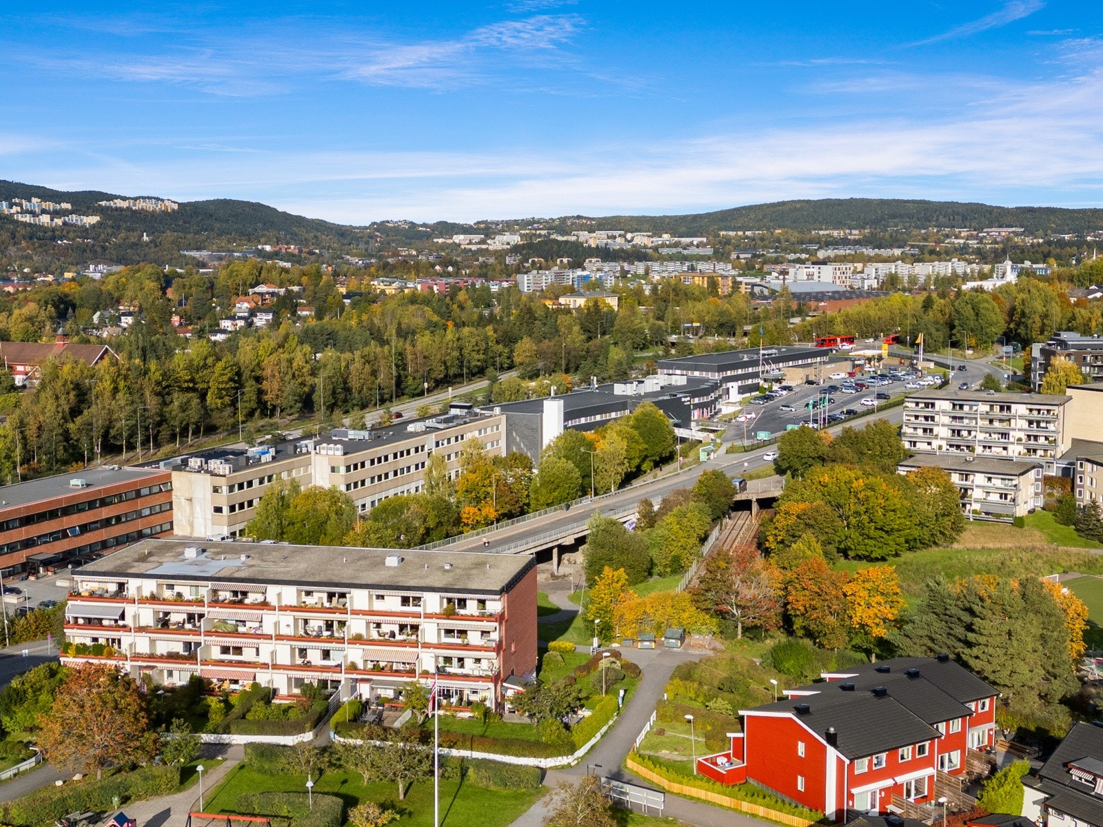 Boligen har en fin intern beliggenhet med kort vei T-bane, dagligvarebutikk og marka. Galleribilde