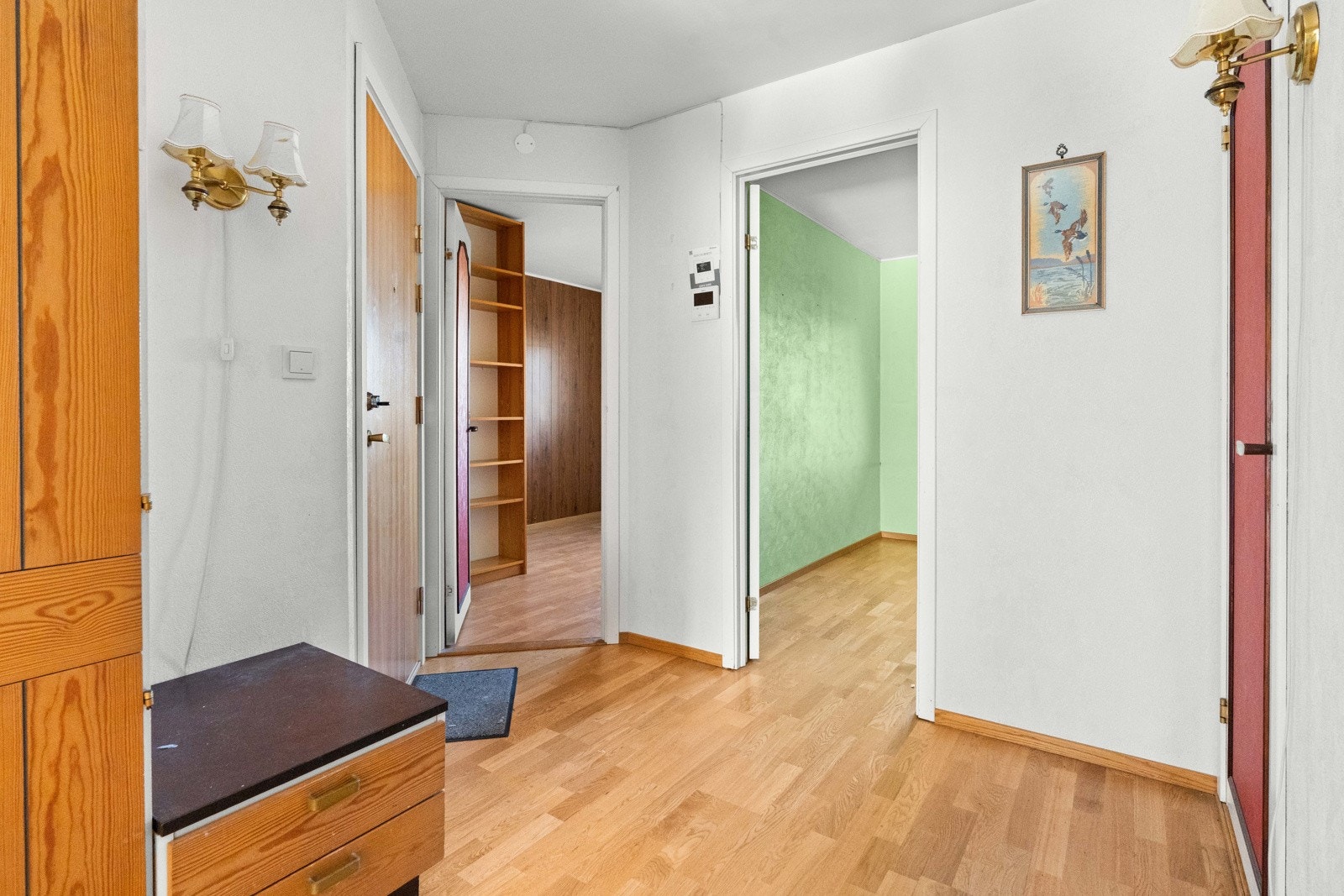 Romslig entre med god plass til å henge fra seg yttertøy. Galleribilde