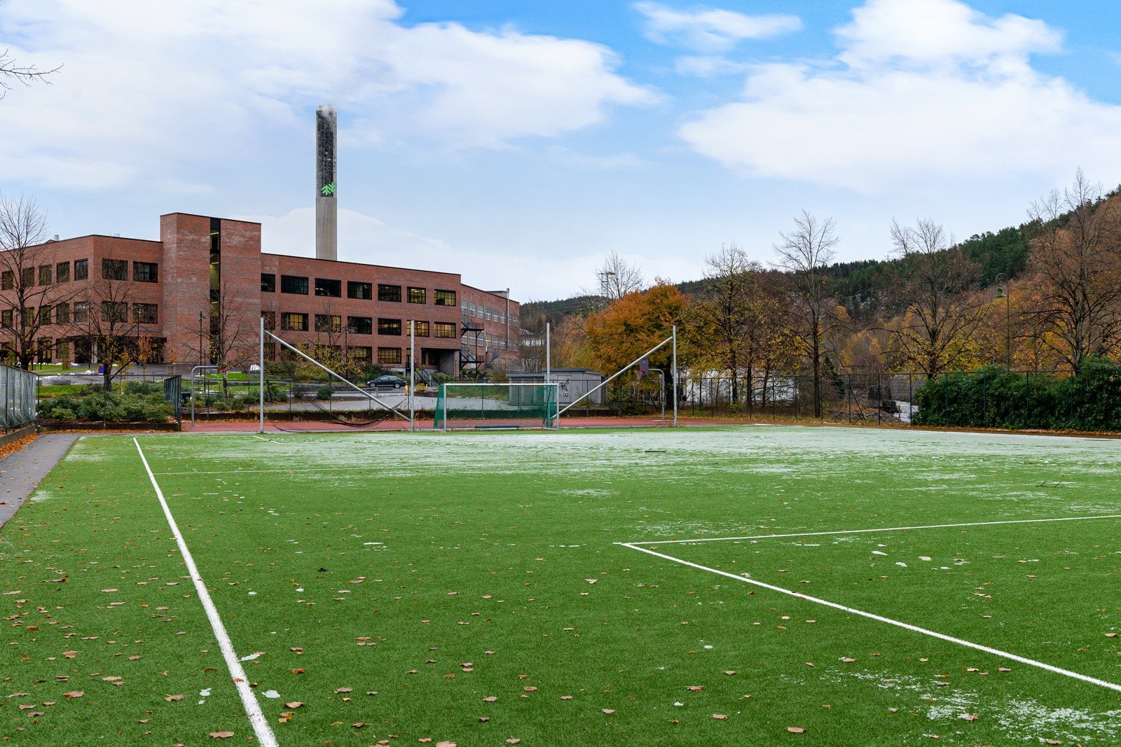 Idrettsplass rett over gaten. Galleribilde