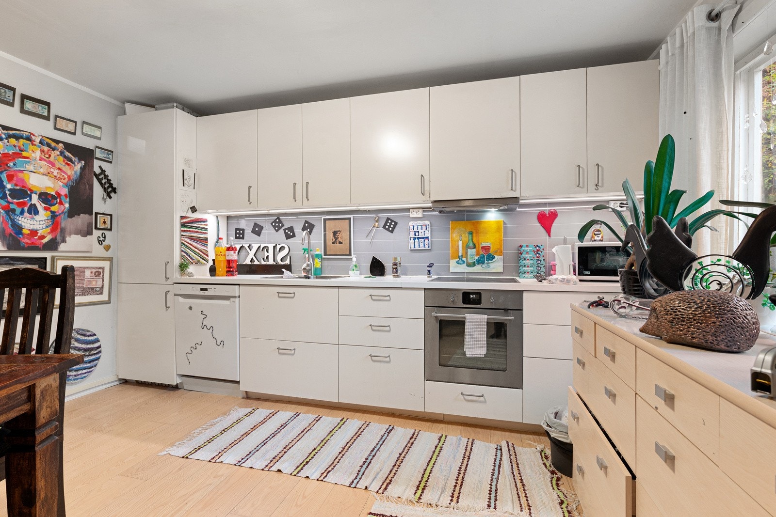 Romslig kjøkkeninnredning. Galleribilde