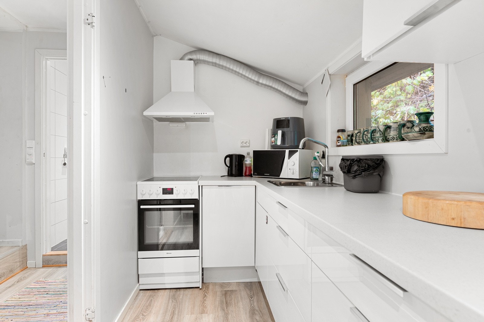 Kjøkkenet har godt med benkeplate. Galleribilde