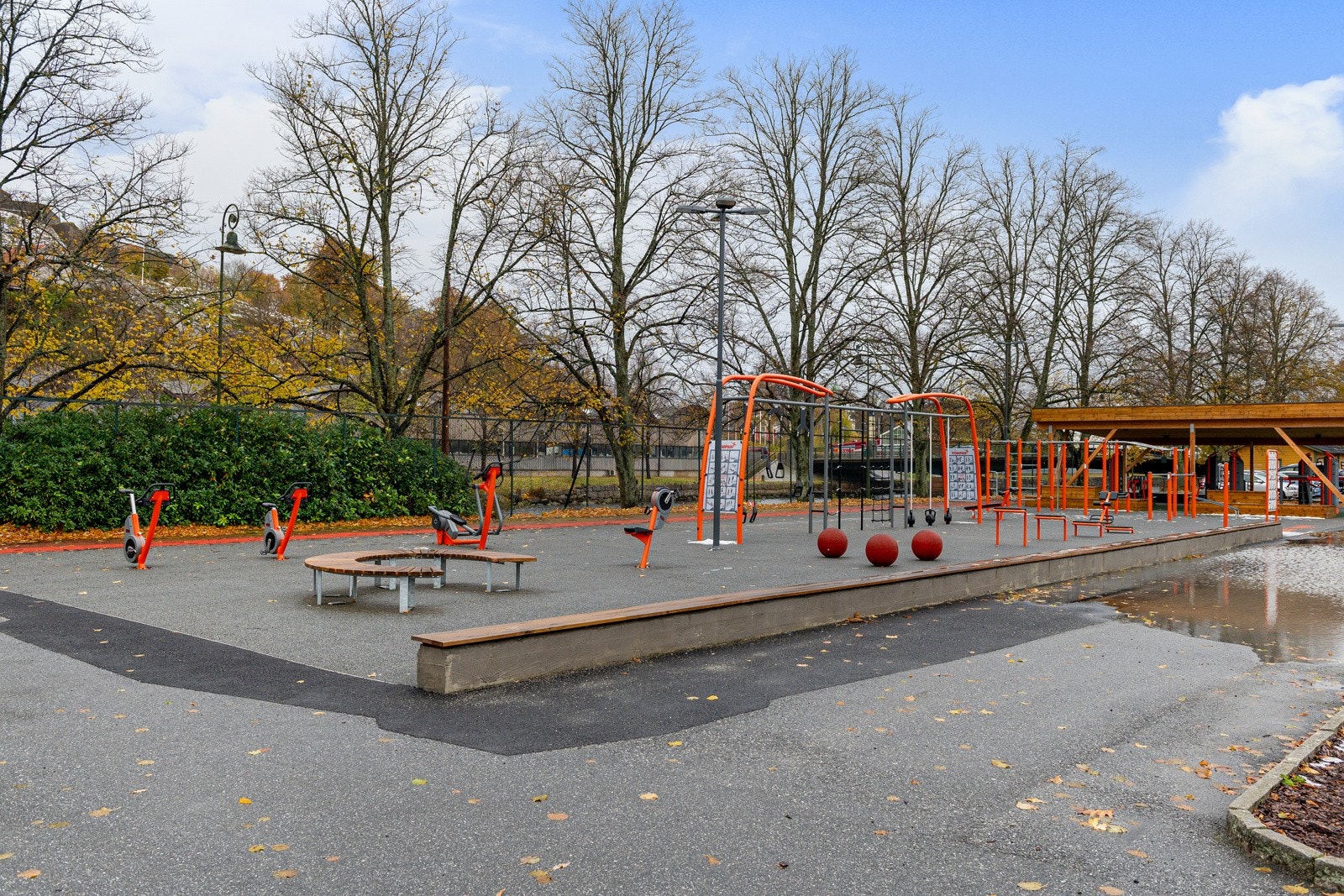 Utendørs treningsområde rett over gaten. Galleribilde